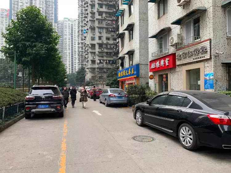 重庆高楼着火小区消防通道仍被占:150米停约30辆车
