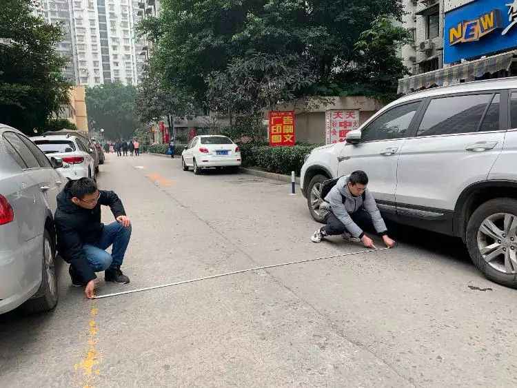 重庆高楼着火小区消防通道仍被占:150米停约30辆车
