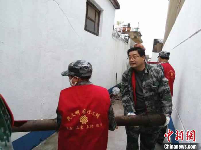 王家权带领社区工作人员整治环境。(受访者供图) 刘林 摄