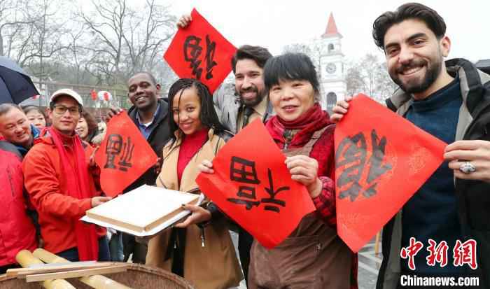 外国友人体验中国年俗 谢尚国 摄