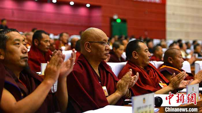 图为西藏政协宗教界委员、日喀则萨迦寺堪布土多申格(前排左二)。 /p中新社记者 江飞波 摄