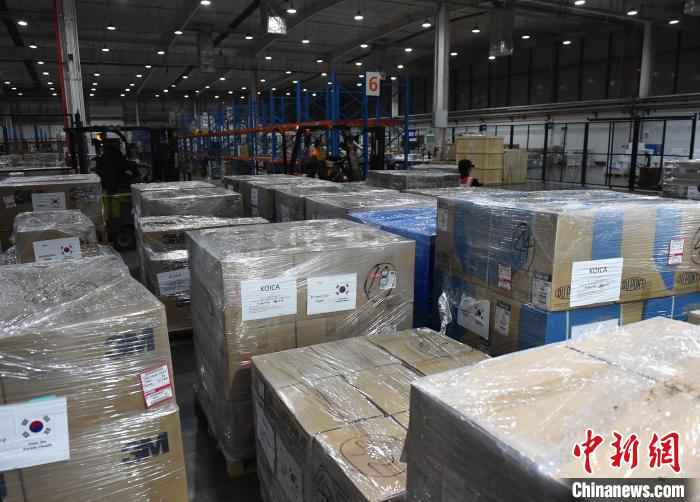图为韩国外交部捐赠的一批医疗防护物资抵达重庆。　周毅 摄