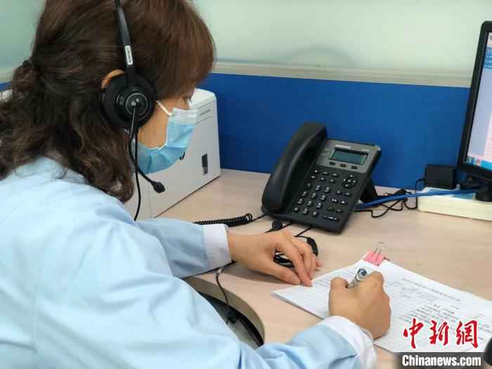 杭州市第七人民医院相关人员正在接听求助者热线。　李彬 摄