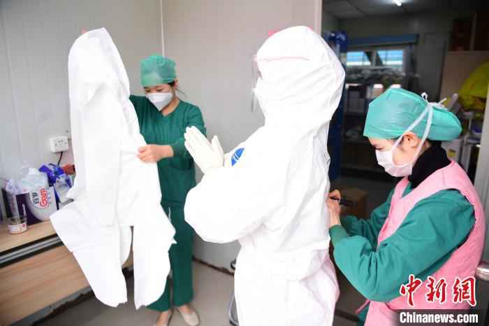 中山大学附属第七医院发热门诊的护士穿防护服上岗。　陈文 摄