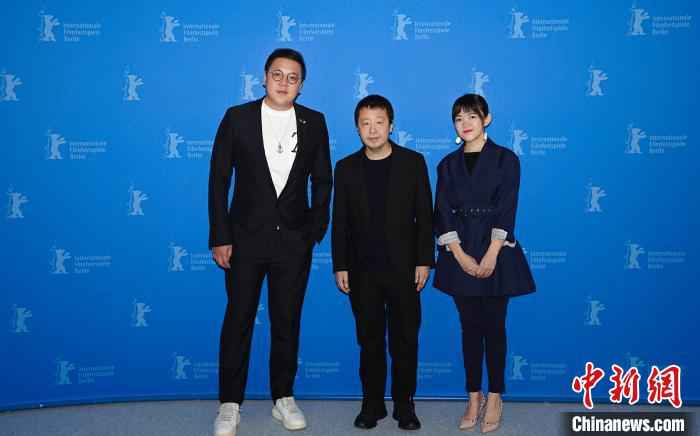 导演贾樟柯、脚本作者万佳欢(右一)以及出品方代表朱玮杰(左一)。片方提供