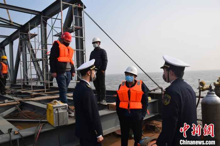 图为秦皇岛海事部门在现场了解复工复产过程中遇到的问题。　于鑫洋 摄
