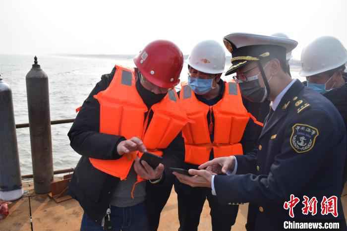图为秦皇岛海事部门向施工现场人员推广“健康码”。　于鑫洋 摄