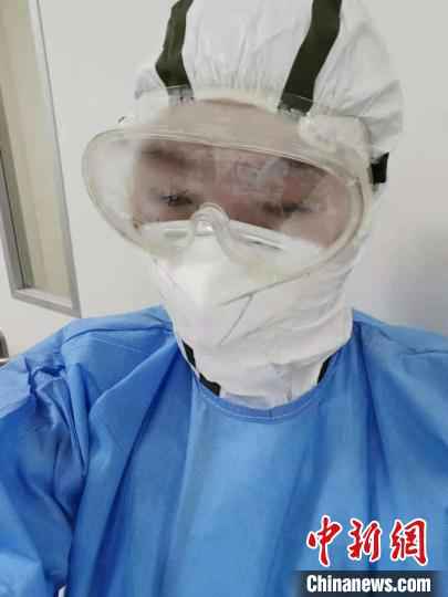 图为医护人员戴着起雾的护目镜。青海省第四人民医院供图