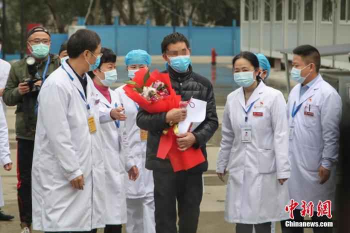 资料图：3月16日，贵州省最后一名新冠肺炎确诊患者(中)治愈后从将军山医院出院。/p中新社记者 瞿宏伦 摄