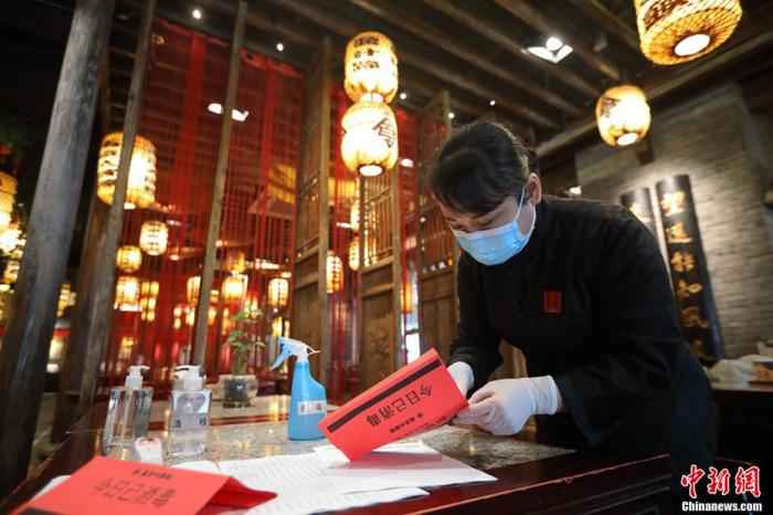 3月4日，随着疫情防控逐渐出现积极信号，南京市餐饮业开始恢复堂食业务。 泱波 摄