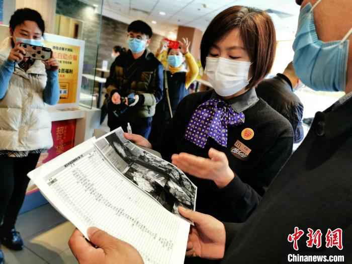 襄阳市市场监督管理局执法人员检查麦当劳餐厅复工准备情况 胡传林 摄