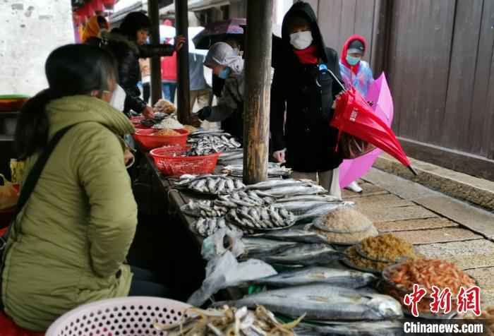 古镇湖鲜市场开市吸引游客。　黄莹 摄