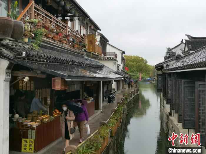 楼下餐饮，楼上住宿的水乡民宿开业迎客。　黄莹 摄