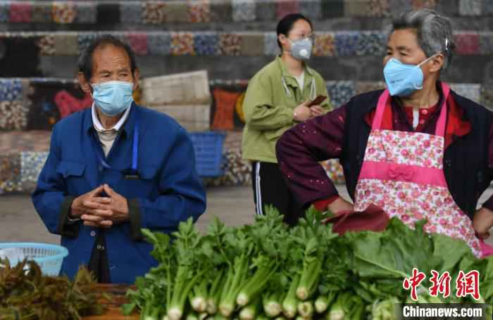 图为当地村民正在摆摊出售农产品。　陈超 摄