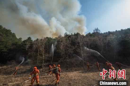 23日，山西榆社森林火灾现场，森林消防指战员正在进行扑救。　武俊杰 摄