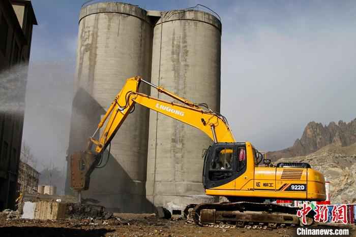 3月23日，西藏美术馆在西藏自治区拉萨市开工建设，西藏将结束无自治区级美术馆的历史。图为重型机械进入工地施工。/p中新社记者 赵朗 摄