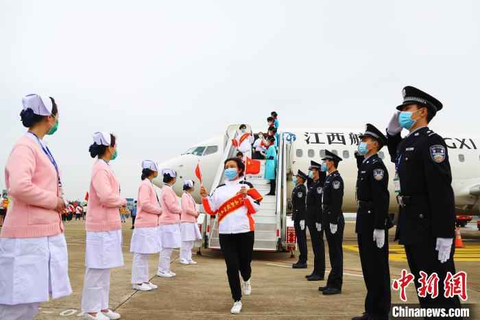 3月23日下午，江西援助湖北随州医疗队队员走下飞机。　刘占昆 摄