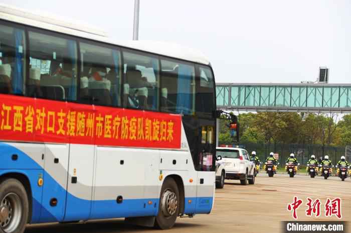 3月23日下午，载着江西援助湖北随州医疗队队员的大巴驶离南昌昌北国际机场。　刘占昆 摄