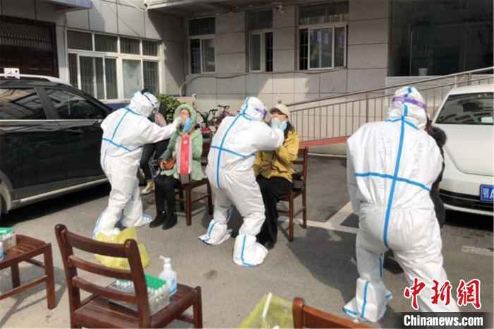 图为江西省疾控系统支援武汉防疫队检验组在采集咽拭子。　陈姝慧 摄