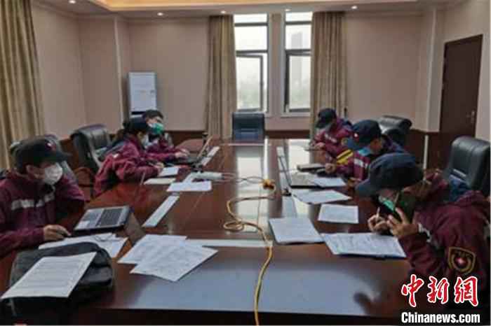 图为江西省疾控系统支援武汉防疫队流调组在写报告。　陈姝慧 摄