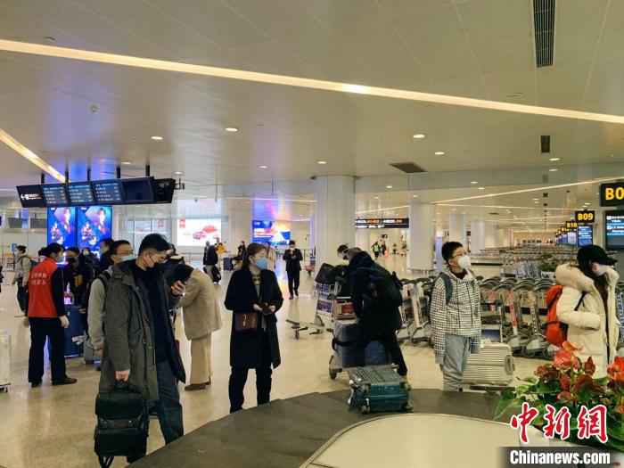 资料图：抵达杭州萧山国际机场的旅客。(图文无关) 张斌 摄
