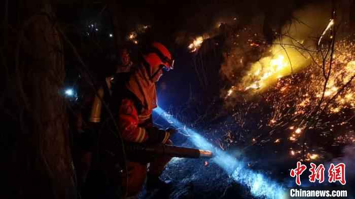 森林消防指战员正在扑救山火。内蒙古森林消防总队供图