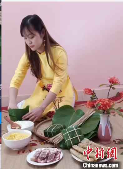 图为越南留学生裴天明桥直播包越南粽子。云南民族大学供图