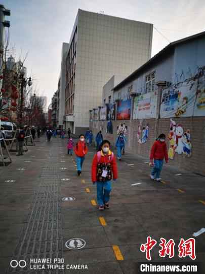 乌鲁木齐市第一小学开学第一天，学生走在校园门口的路上。　梁莉 摄