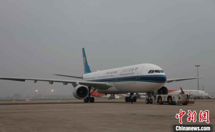中国南方航空公司包机护送由中国政府派遣赴柬埔寨的抗疫医疗专家组由南宁吴圩机场飞往柬埔寨。南方航空供图