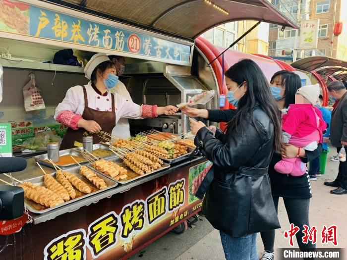24日，潞州区延南街道淮海小吃街等小吃聚集地已恢复了往日的热闹。　任静 　摄