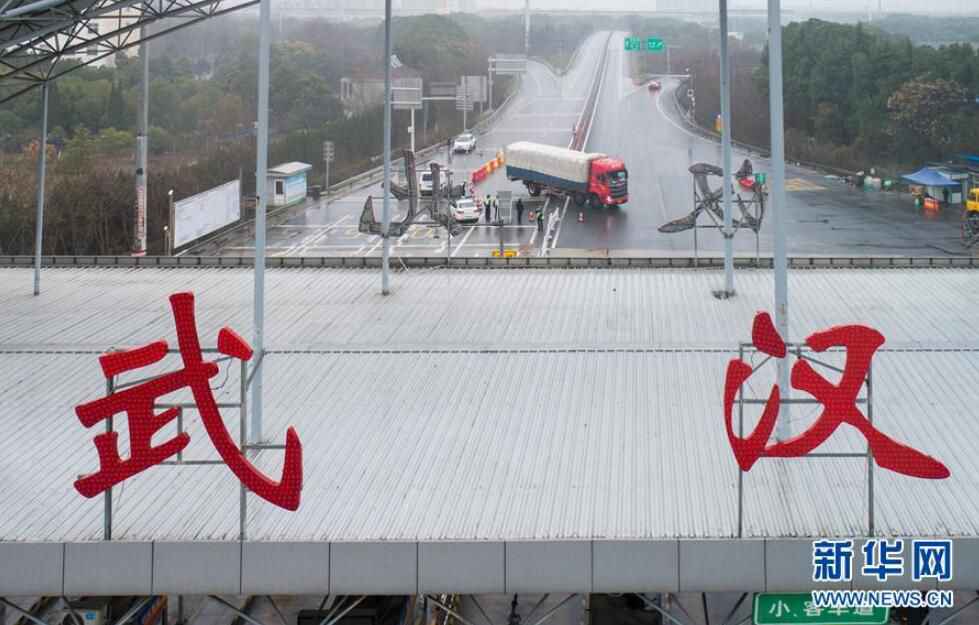 新华网评：风雨压不垮 苦难中开花