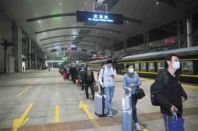  解封首日预计5.5万人乘火车离开武汉 四成左右前往珠三角