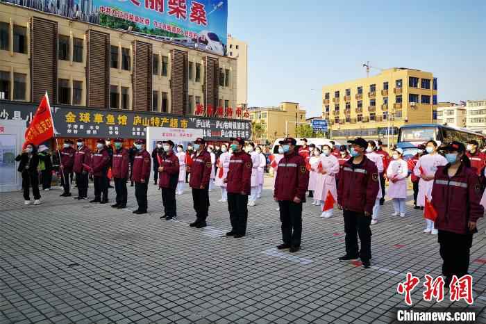 此次凯旋回赣的防疫队由来自江西省、市、县三级疾控中心的12名疾控中心人员组成，平均年龄38岁。　龚晶晶 摄