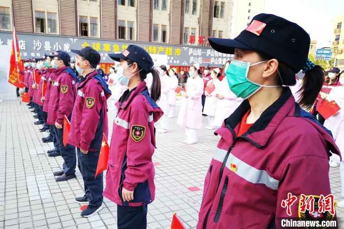 该防疫队于2月23日紧急奔赴湖北武汉，主要承担武汉江夏区内环境消毒、网络信息、实验室检测以及流行病调查工作。　龚晶晶 摄