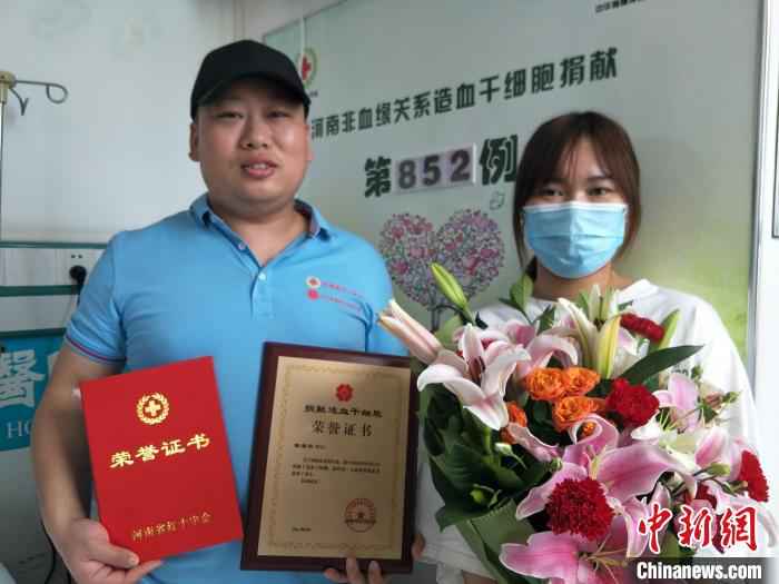 陈鉴阳(左)成功捐献造血干细胞 文梅英 摄