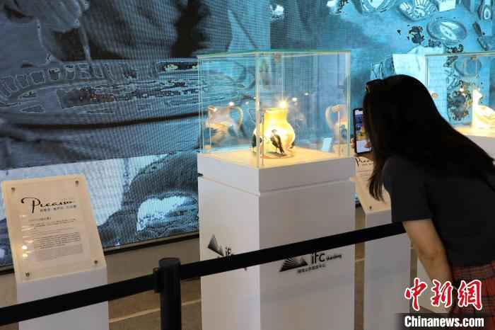 5月1日，济南民众预约参观毕加索真迹2020全球巡展(济南站)。图为，民众欣赏毕加索陶瓷作品。　李欣 摄
