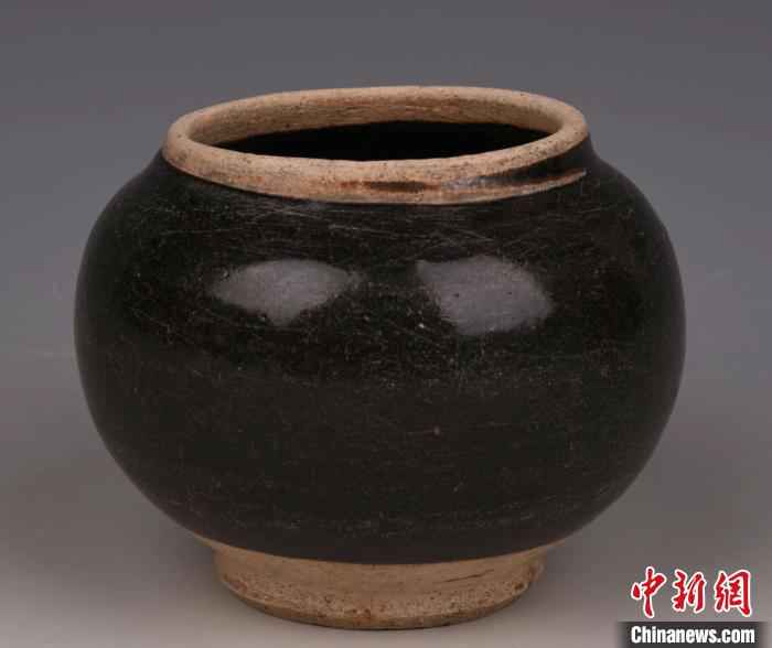 出土的黑釉瓷罐。山西省考古研究院提供