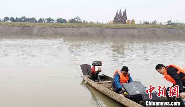 科研人员进行水下探测。电子科大供图