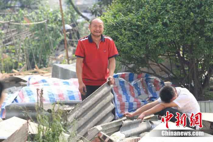 2008年5月16日，汶川县映秀镇两位居民看着地震后被毁的家园，不禁痛哭失声。/p中新社记者 盛佳鹏 摄
