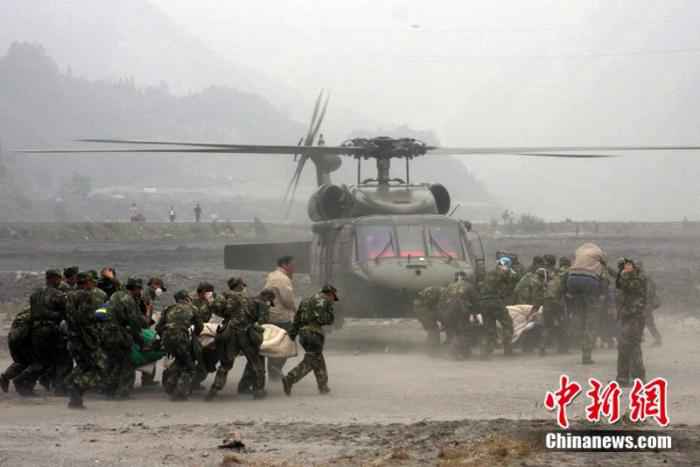 2008年5月17日，解放军将汶川县映秀镇的村民用直升飞机送往医院抢救。/p中新社 郭国权 摄