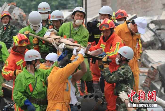2008年5月17日，救援队将在废墟中存活了124个小时的蒋雨航成功救出。/p中新社记者 盛佳鹏 摄
