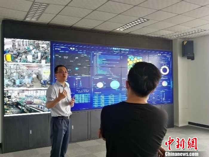 戴尔科技集团刘长青在“险峰公司数字工厂建设项目”验收现场