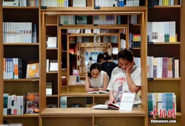 资料图：读者在书店尽享阅读的乐趣。汤彦俊 摄