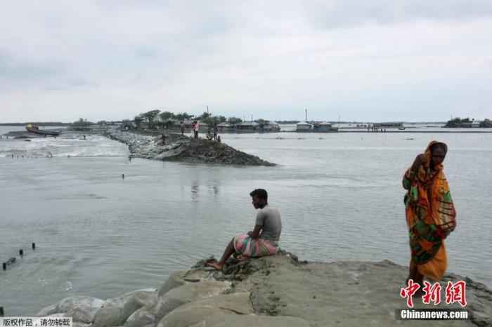 当地时间5月21日，孟加拉国萨特赫拉，气旋风暴“安攀”登陆，堤防被毁，沿海地区被洪水淹没。