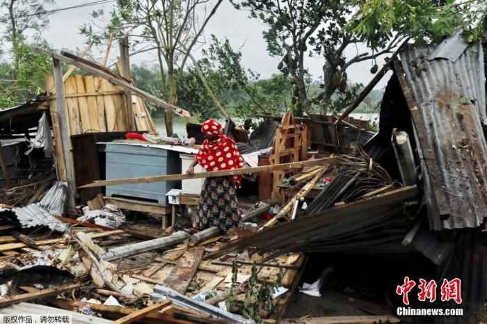当地时间5月21日，孟加拉国萨特赫拉，一名妇女在清理被气旋风暴“安攀”摧毁的房屋。