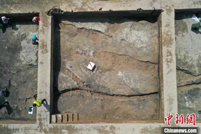 5月14日，记者在现场看到，考古工地布设了6个10乘10米的探方，北部三个探方一条东西向卤水沟遗迹横穿而过，探方内部还零星分散着几个灰坑、柱洞遗迹。　韩春义 摄