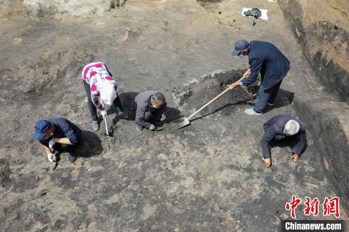 侯辛庄东北遗址北部紧邻小清河，东部大整体呈长方形，东西宽度约150米，南北长约350米，面积约5.2万平方米。图为工作人员在进行清理、发掘工作。　韩春义 摄