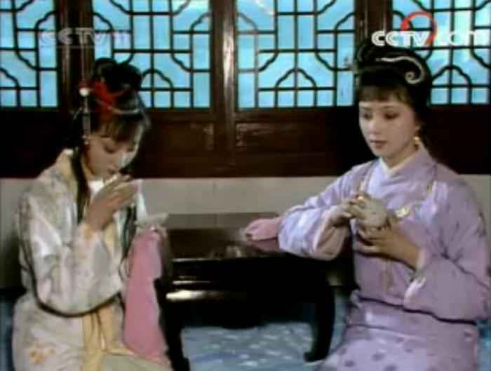 林黛玉(左)和薛宝钗。图片来源：87版《红楼梦》视频截图