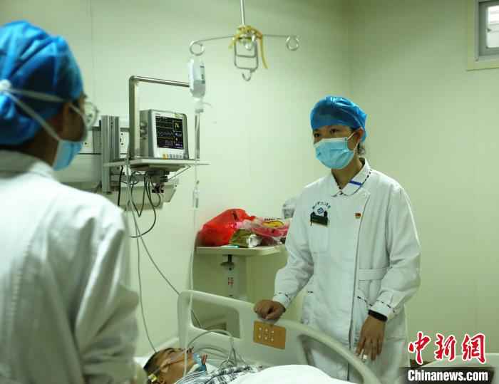 在柳州市工人医院，梁艳冰在查房。　朱柳融　摄