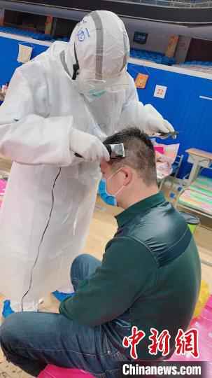 在武昌方舱医院，秦艺娴帮病人理发。　受访者供图 摄